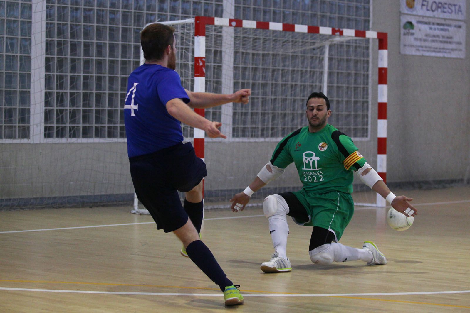 Miki en una acció davant el porter Adil FOTO: Lali Puig