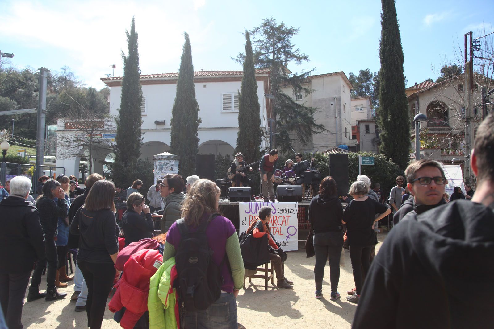 Dia de la Dona: Jornada a la Floresta a la plaça de l’estació. FOTOS: Lali Puig