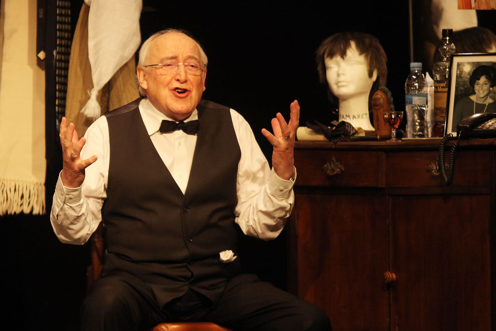 Jaume Pla durant una actuació de l'obra 'Abans que pugi el teló'  FOTO: Lali Puig