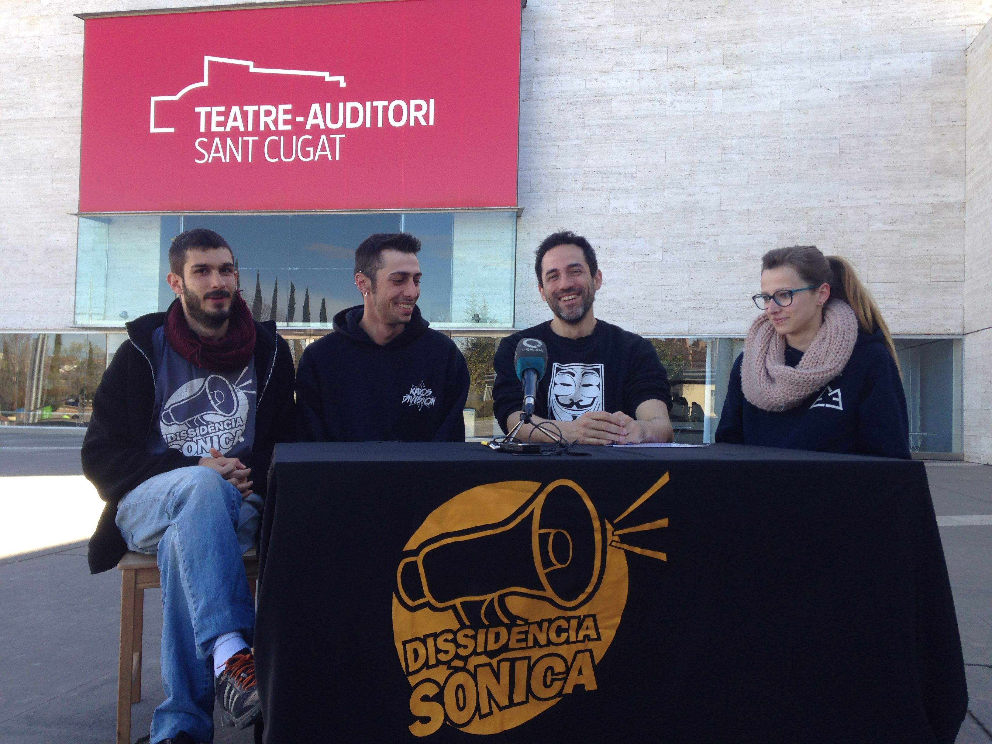 La roda de premsa s'ha fet davant el Teatre-Auditori  FOTO: C.Caballé