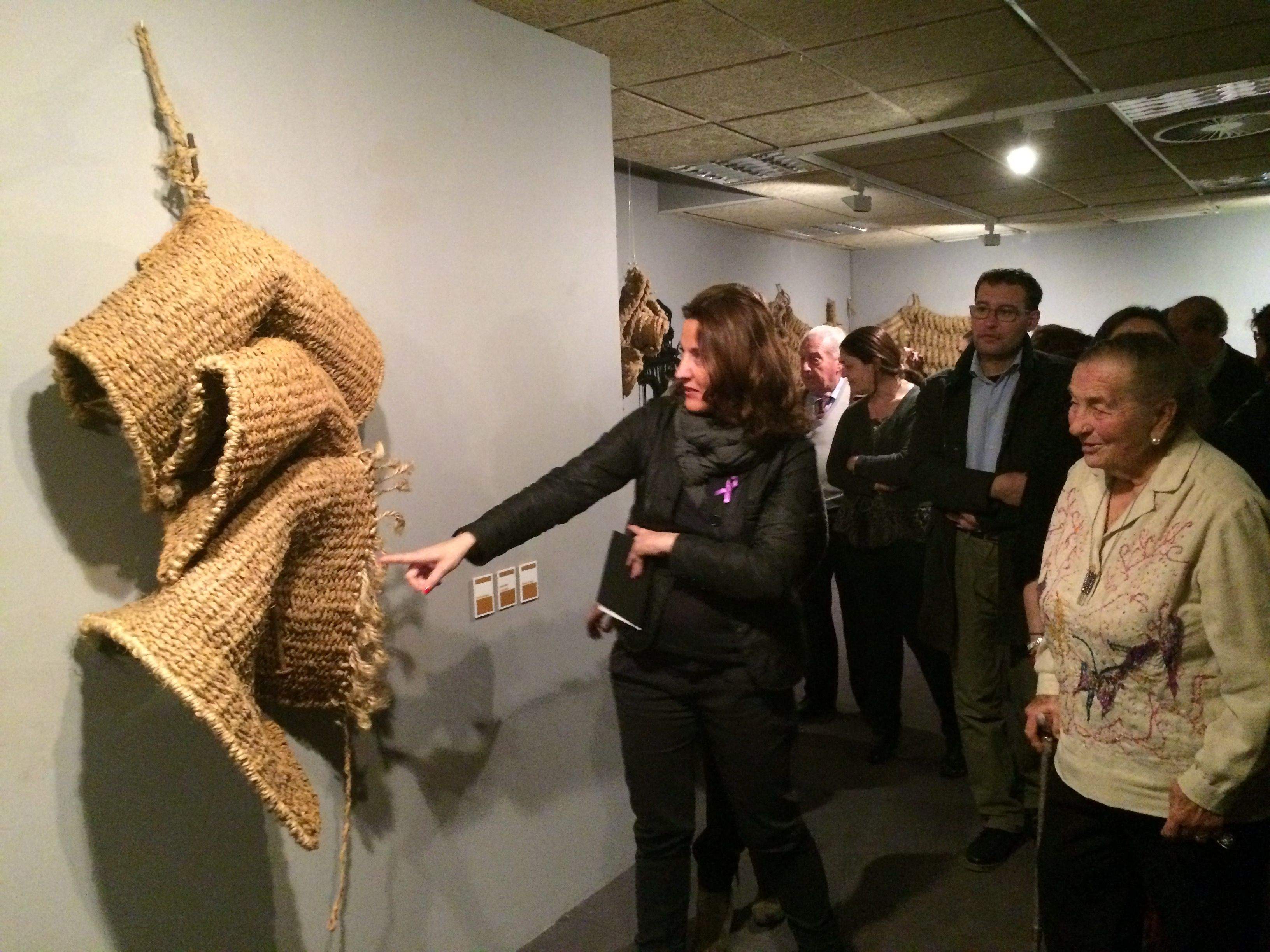 L'Alcaldessa ha acompanyat l'artista en la volta pel Museu FOTO: Oscar Tejedor