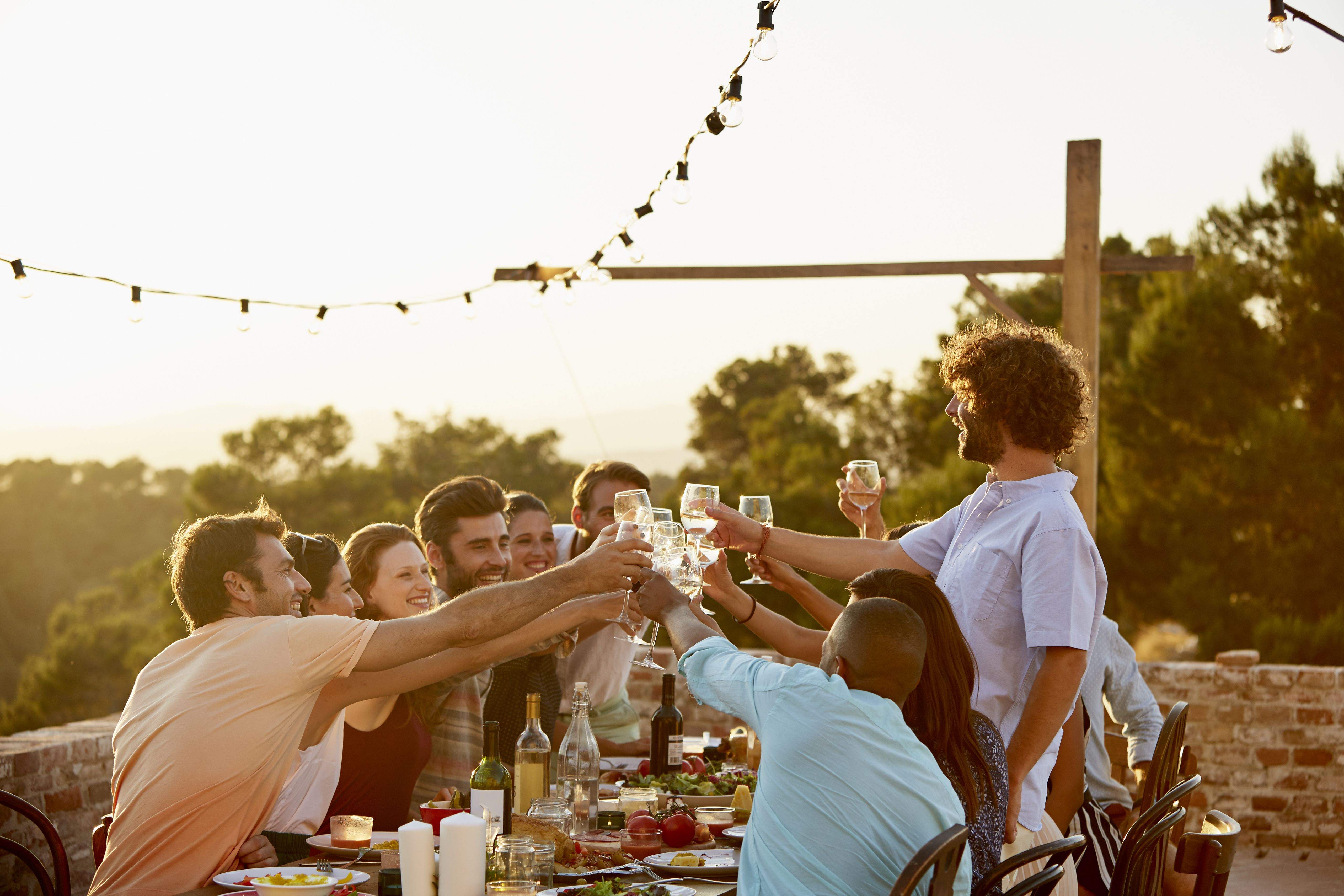 Compartir una ampolla de vi amb els amics és passar un bona estona FOTO: Cedida