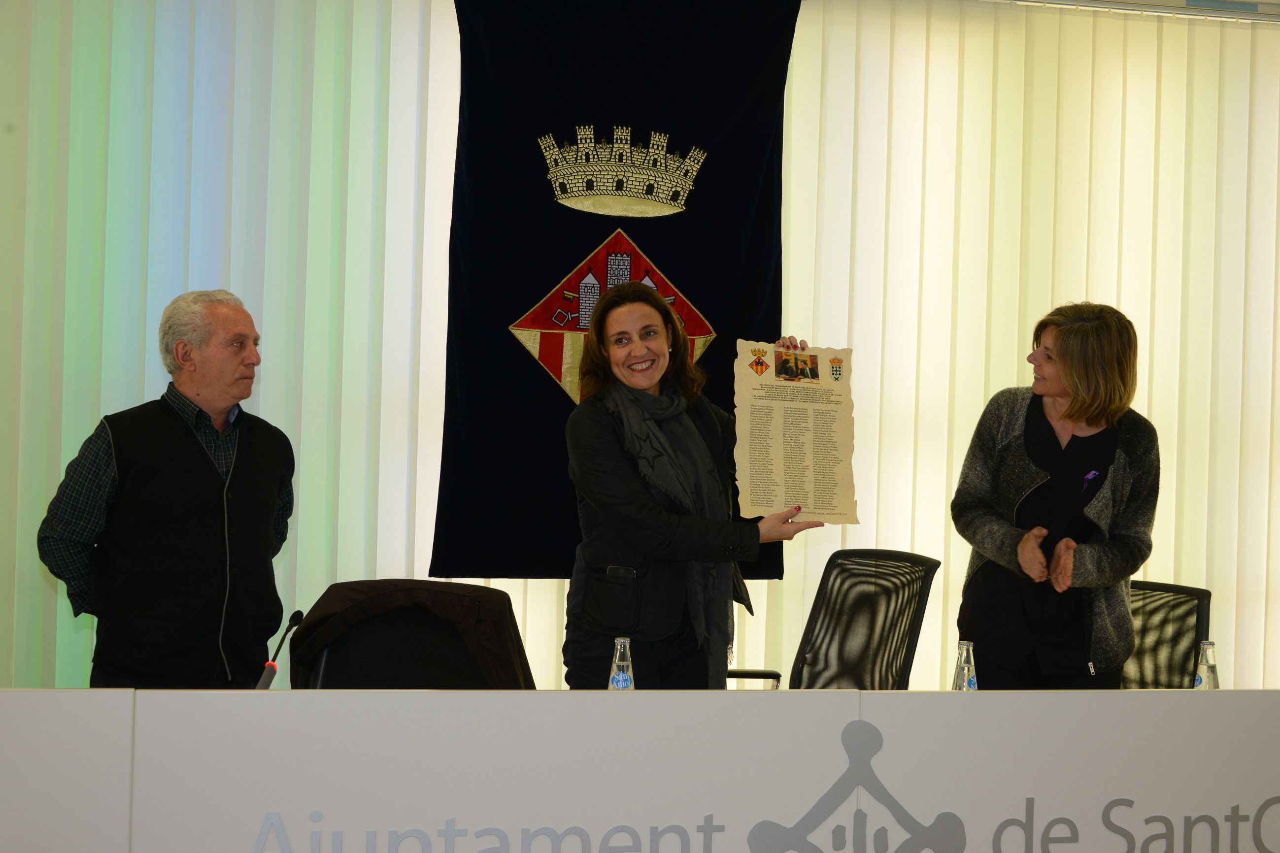 Conesa mostra el diploma d'agermanament FOTO: Localpres