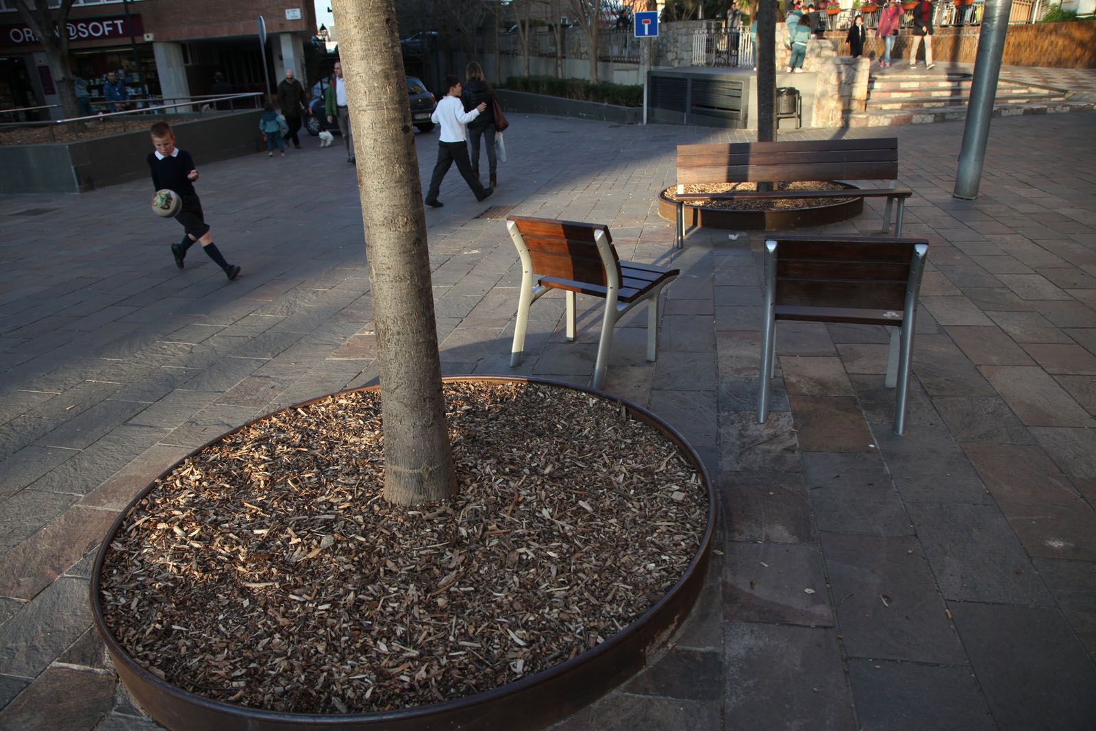 L'Ajuntament feia servir herbicides amb glifosat a Sant Cugat, ara podrà fer servir materials orgànics com és el cas de l'escorça utilitzada a Can Quitèria   FOTO: Lali Puig