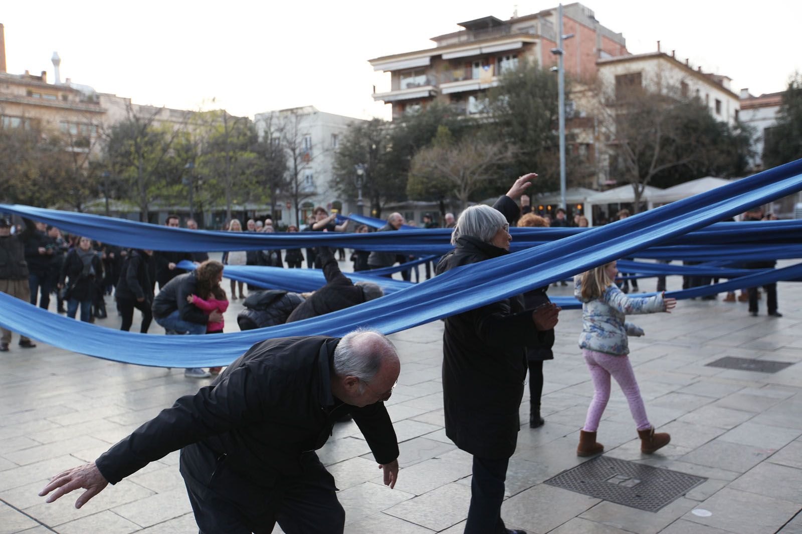 Acte a favor dels refugiats: 'Ombres a la deriva' a la plaça d'Octavià. FOTOS: Lali Puig