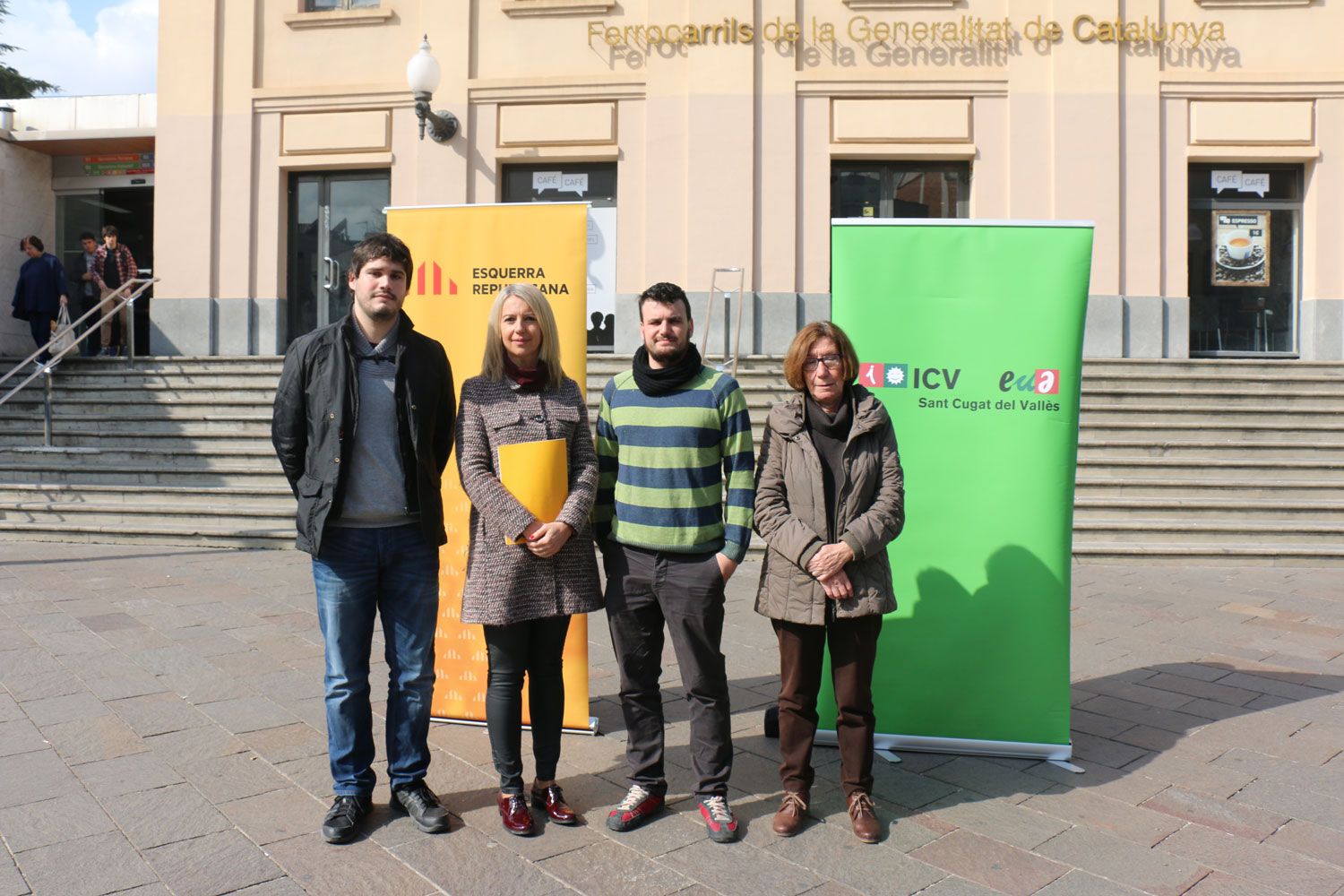 Els representants polítics d'ERC-MES i ICV-EUiA a Sant Cugat, a l'estació de FGC FOTO: Cedida