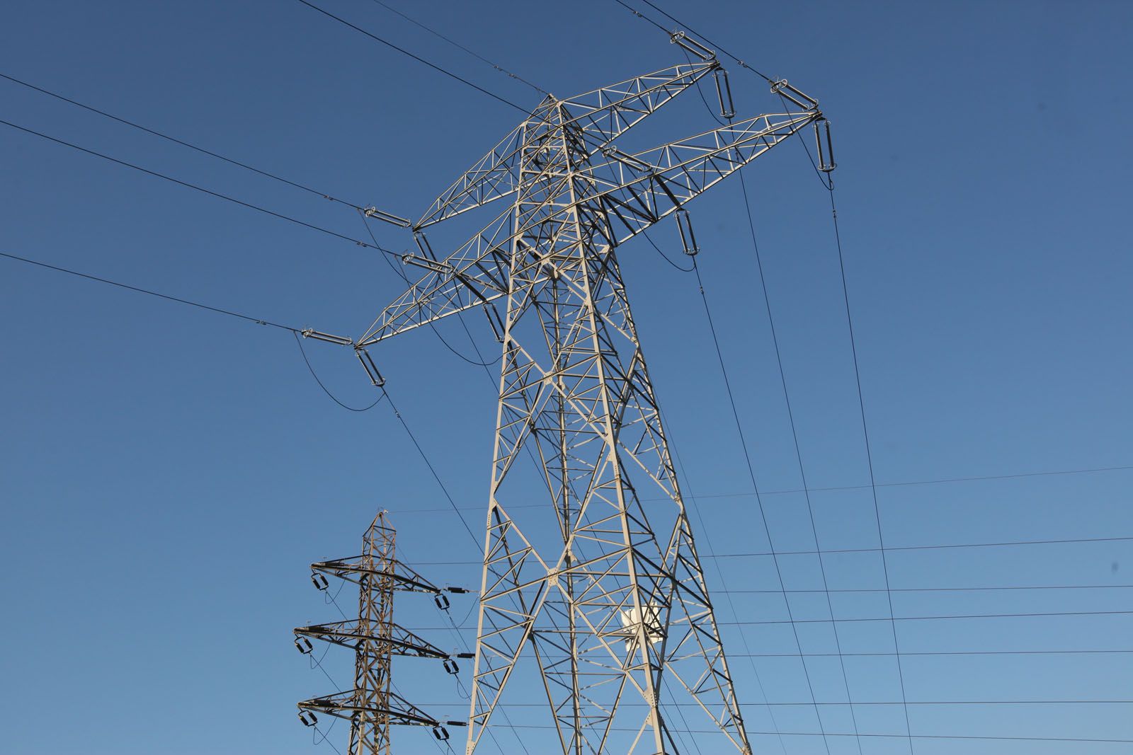 La torre d'alta tensió està al carrer de Guadalajara  FOTO: Lali Puig