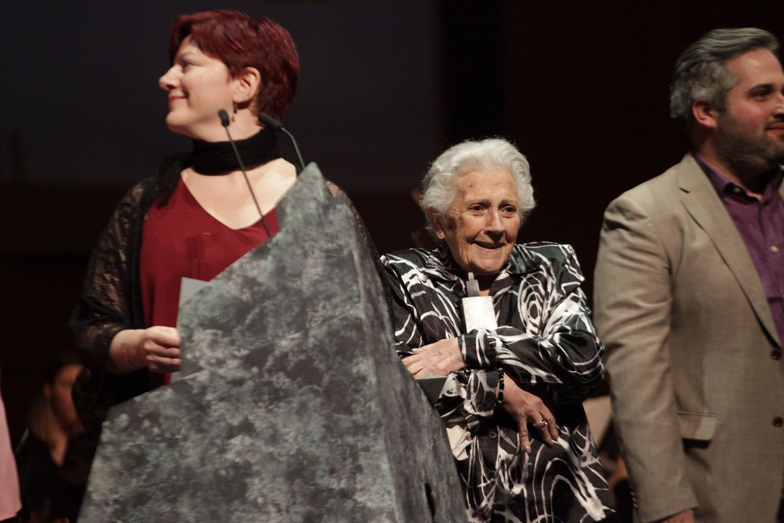 La Coral Tardor, amb la seva fundadora, durant el lliurament de premis FOTO: Artur Ribera