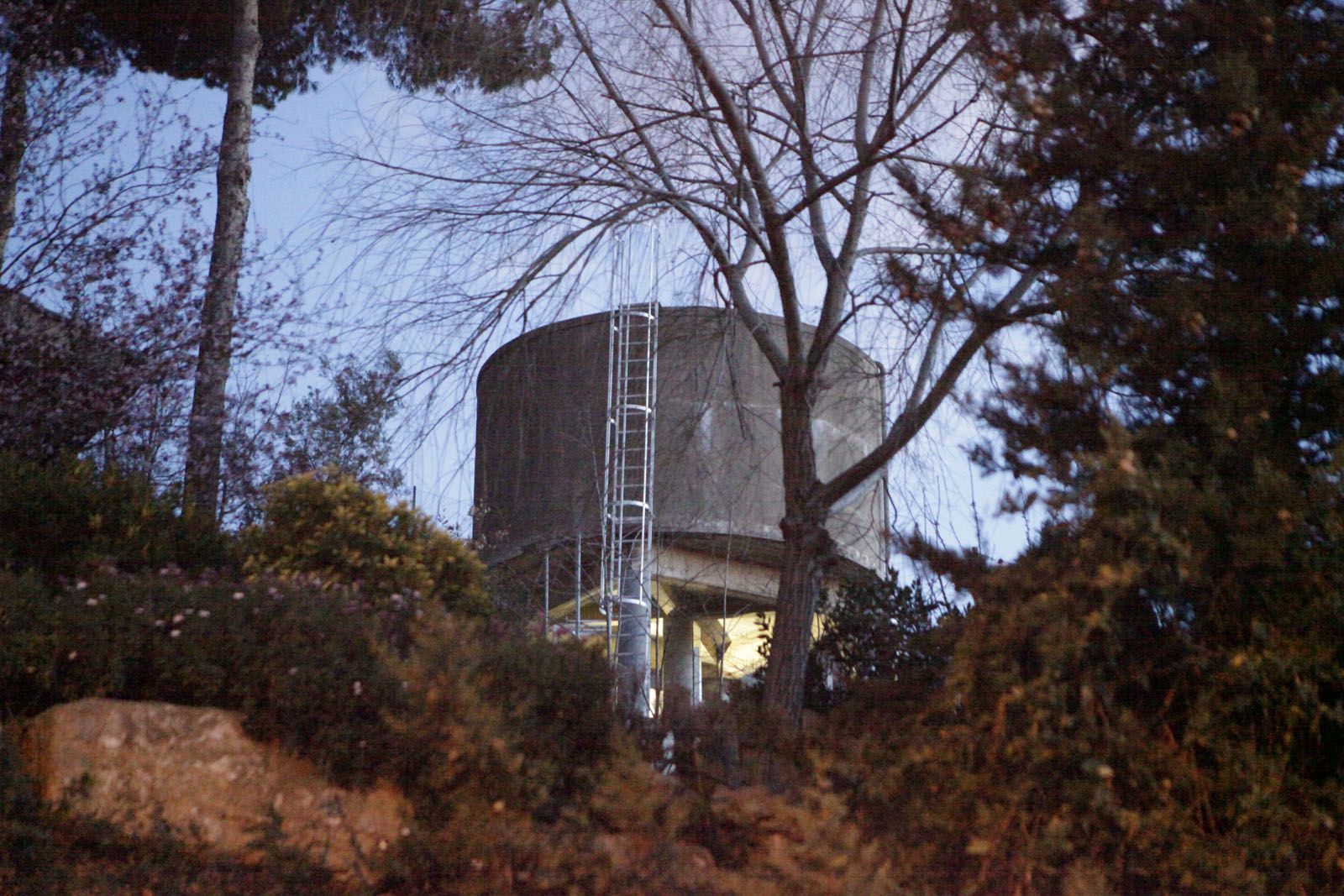 El dipòsit on s'emmagatzema l'aigua que consumeixen els veïns de Can Barata FOTO: Artur Ribera