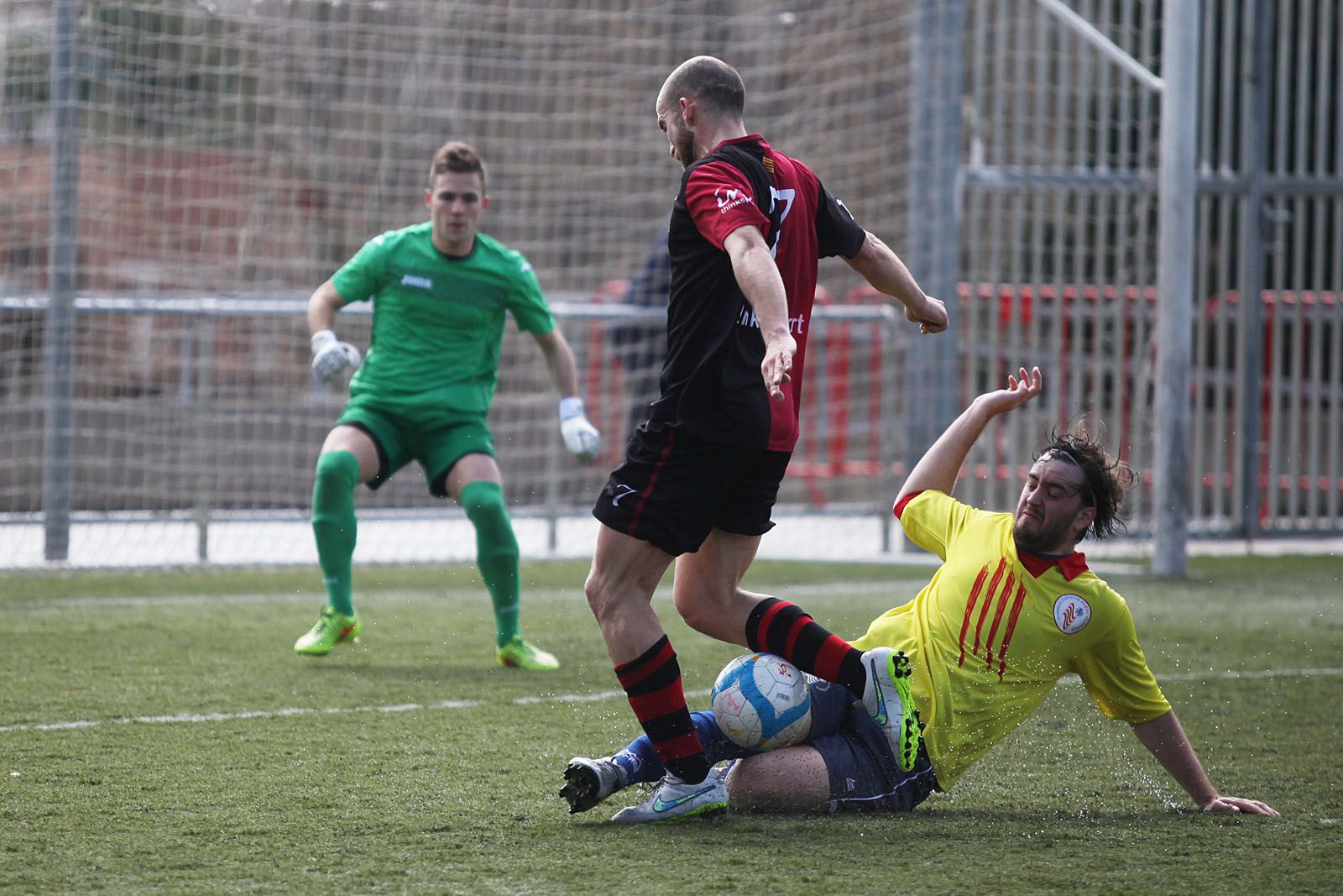 Futbol: Sant Cugat Esport FC vs Atlètic Vilafranca a la ZEM Jaume Tubau. FOTOS: Lali Puig