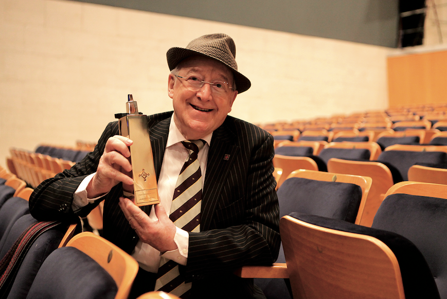 Imatge de Jaume Pla amb el premi FOTO: Artur Ribera 