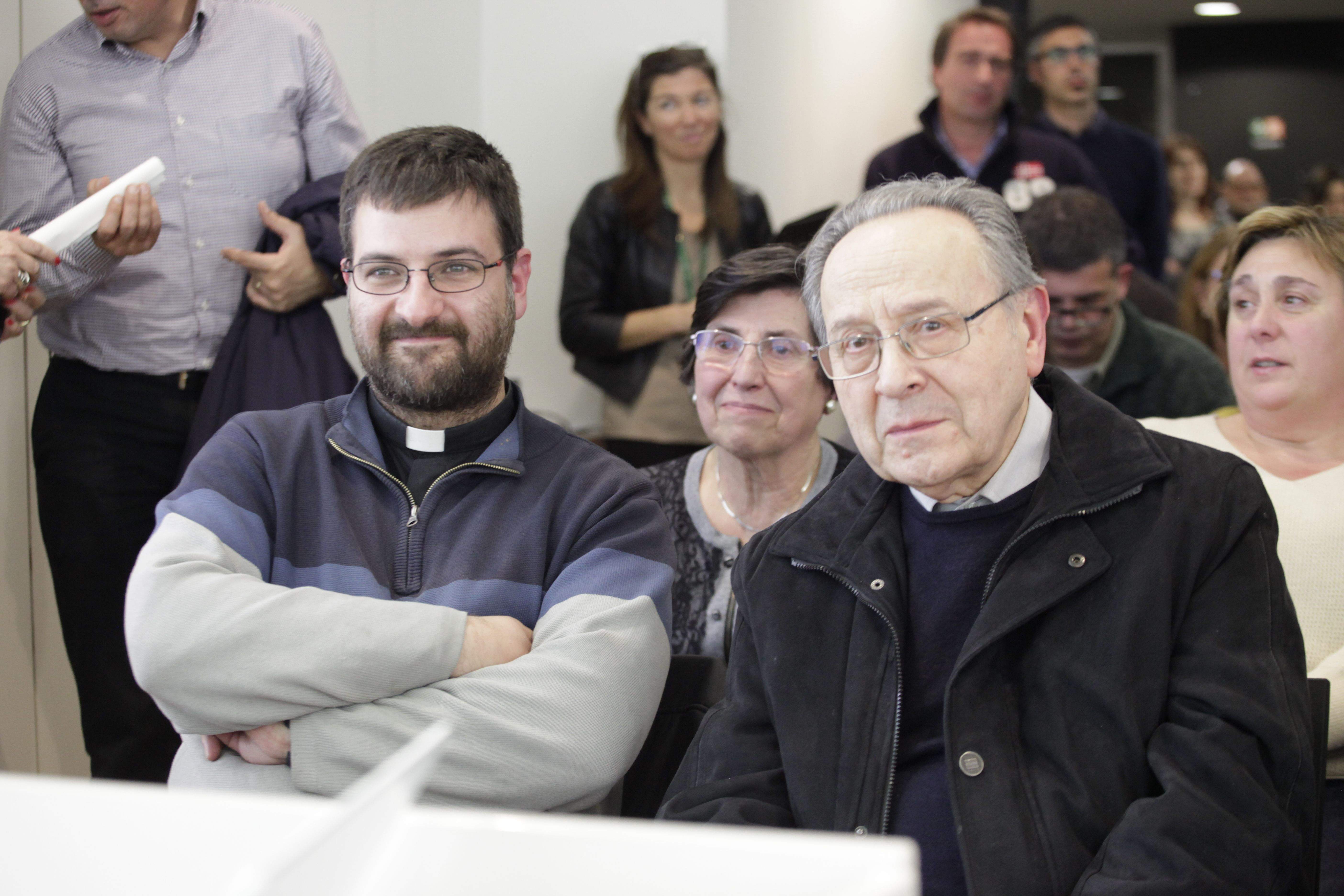 Mossèn David, a l'esquerra, amb mossèn Blai, quan van fer Fill Predilecte mossèn Pere FOTO: Artur Ribera