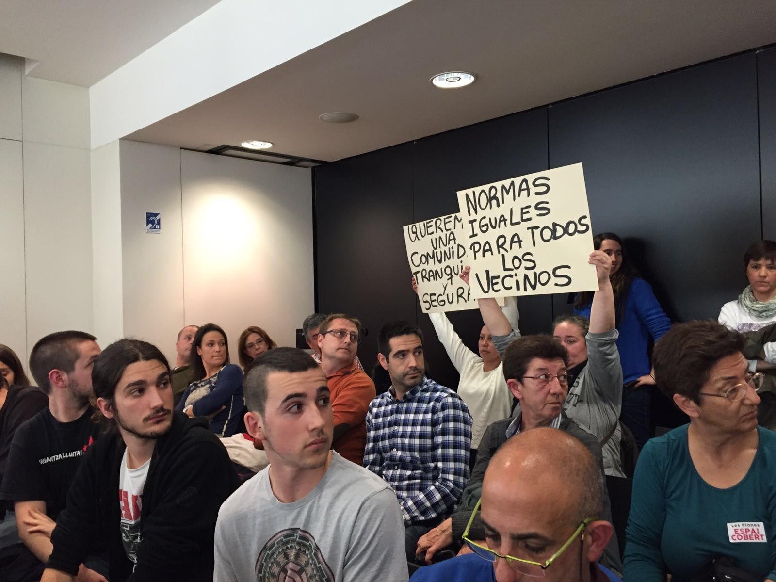 Els veïns del carrer Vallseca han presentat pancartes FOTO: Josep Maria Vallès