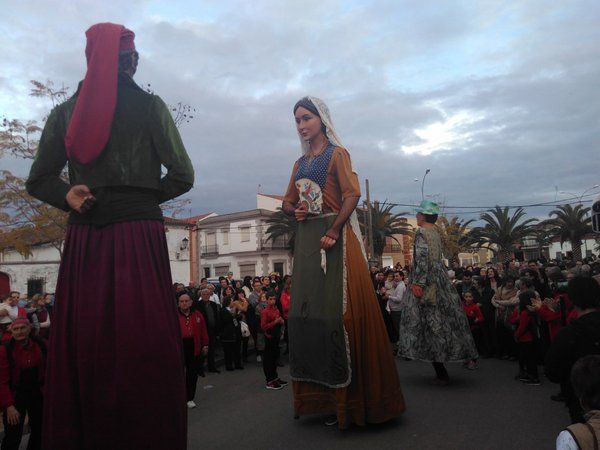 Els Gegants ballen a La Haba  @premsasantcugat