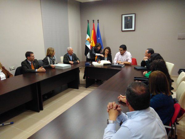 Signant el llibre d'honor de la ciutat extremenya  @premsasantcugat