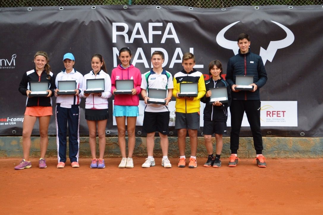 Campions i subcampions al CE Valldoreix FOTO: Circuit Rafa Nadal Tour By Mapfre