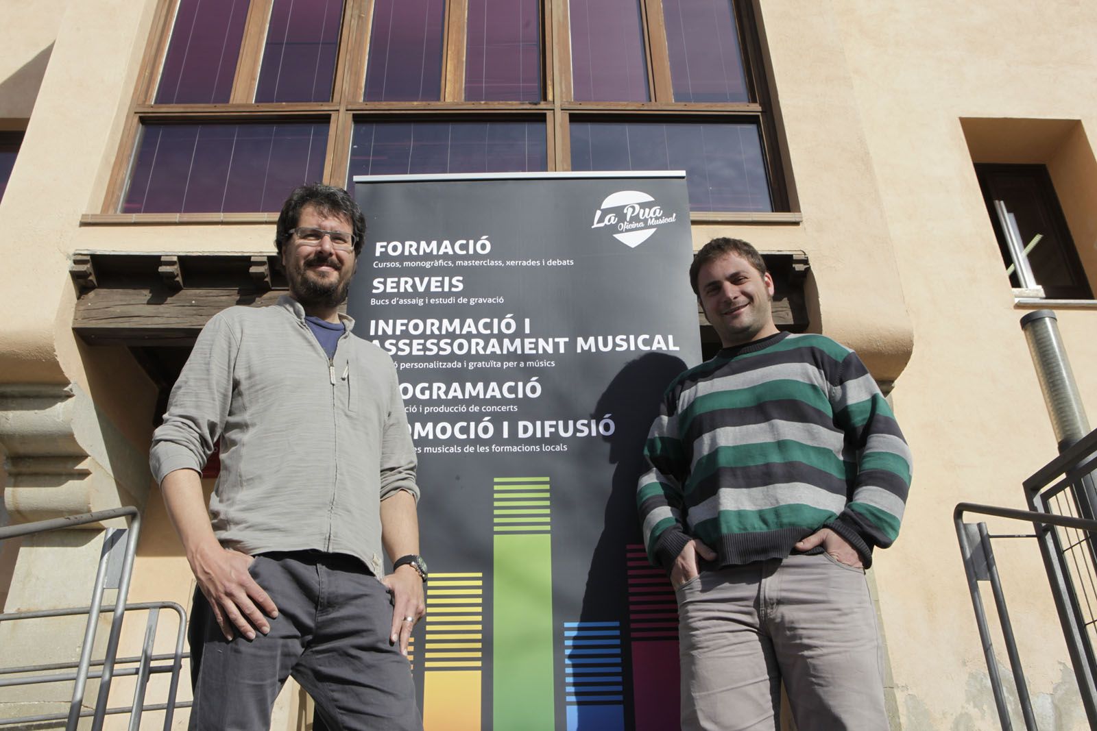 Saltor i Sans davant el Casal de Joves TorreBlanca, on està la seu de La Pua FOTO: Artur Ribera