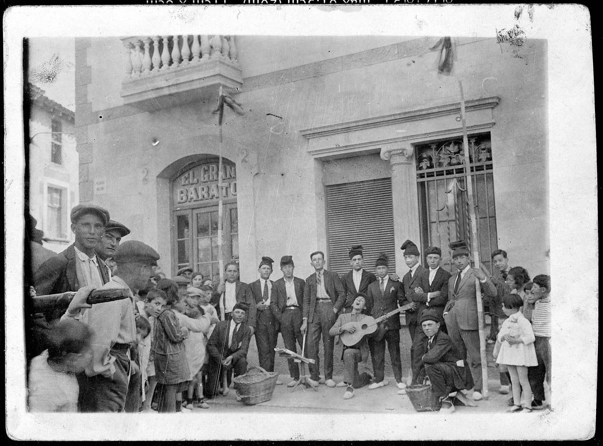 Caramelles a la plaça de Sant Pere als anys vint. Autor: desconegut Fons família Bruix Olivé
