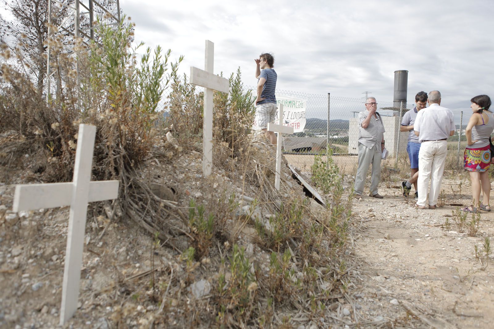 Ciutadans de Cerdanyola van col·locar creus per simbolitzar el que genera l'abocador Elena, per ells FOTO: Artur Ribera