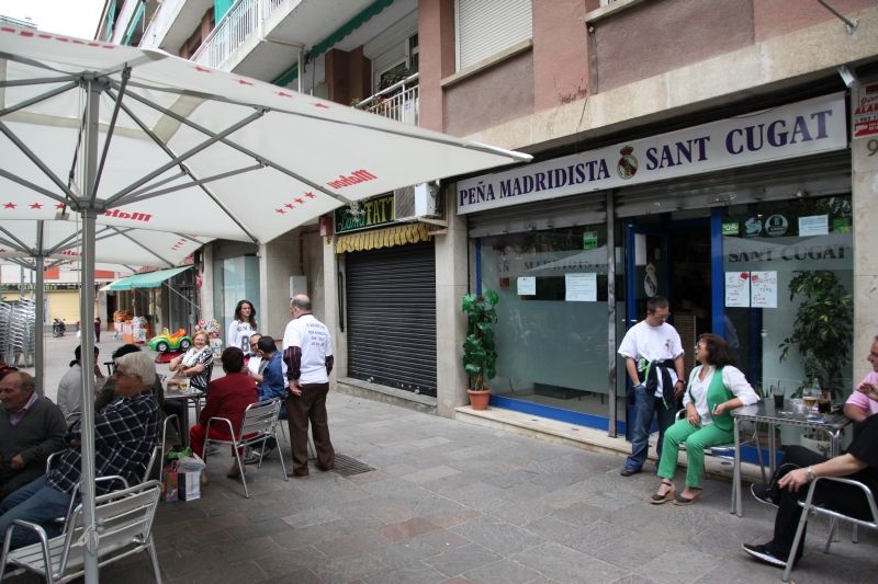 Imatge exterior de la Penya Madridista de Sant Cugat FOTO: Lali Puig