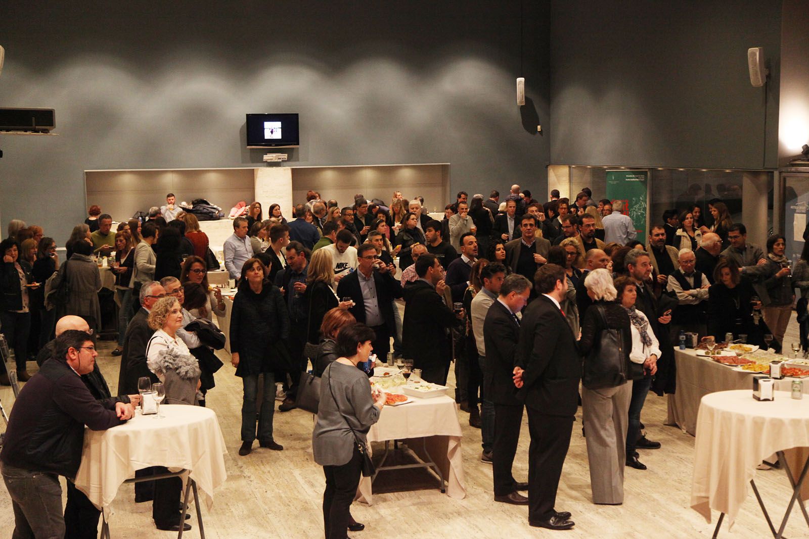 El segon Sopar Benèfic Solidari Campus Sant Cugat Índia ha reunit 220 persones al vestíbul del Teatre-Auditori FOTO: Lali Puig