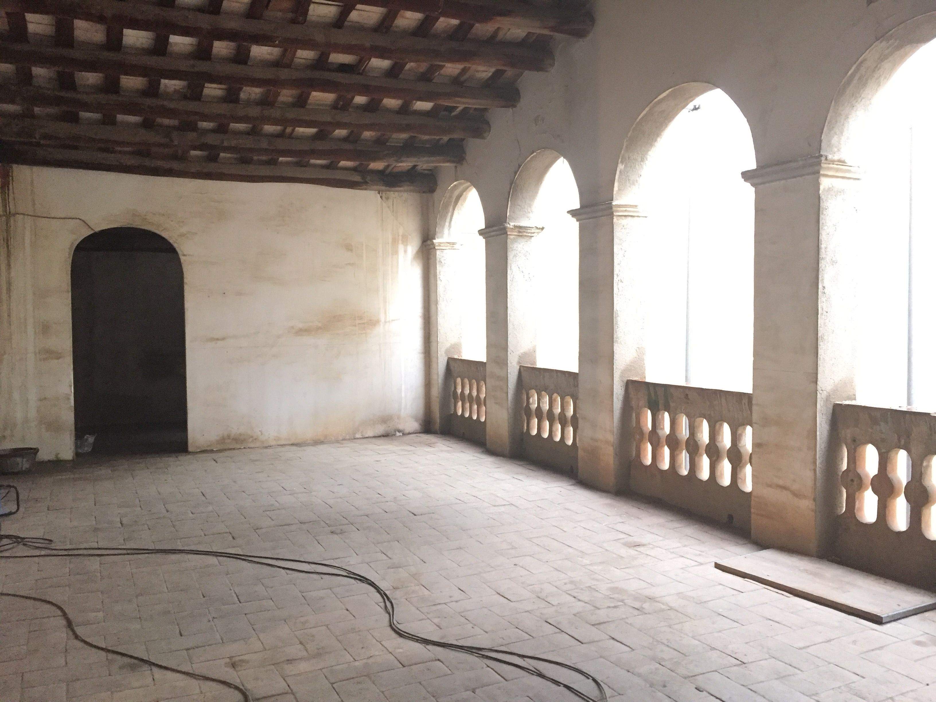 La galeria superior és un dels espais amb més encant de la masia FOTO: Àgata Guinó