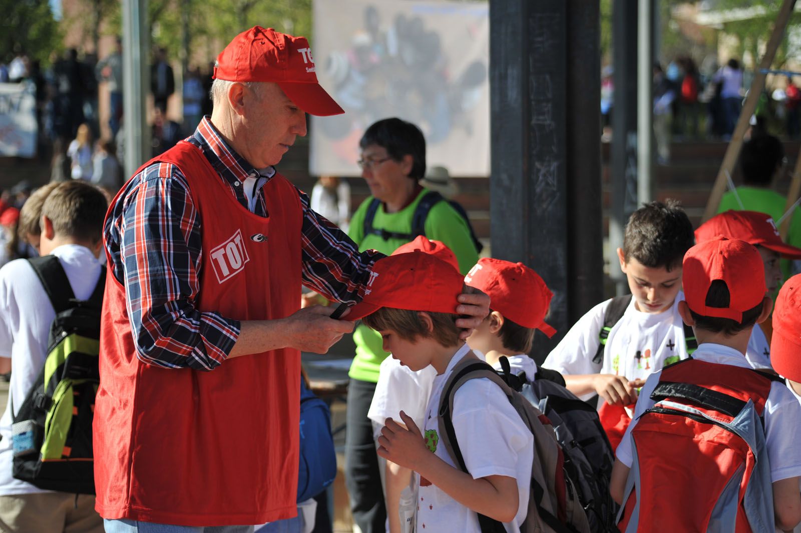 Carlos Rodriguez repartint les gorres del TOT en l'edició de 2006 FOTO: David Fernández