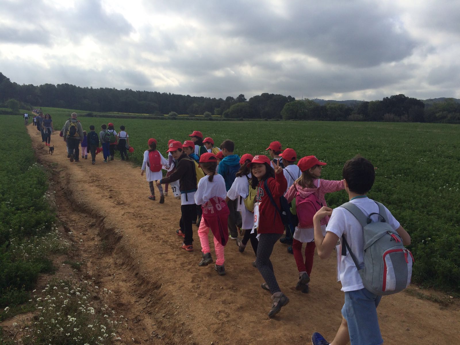 Un grup de participants aquest matí, amb la gorra que el TOT regala als nens 