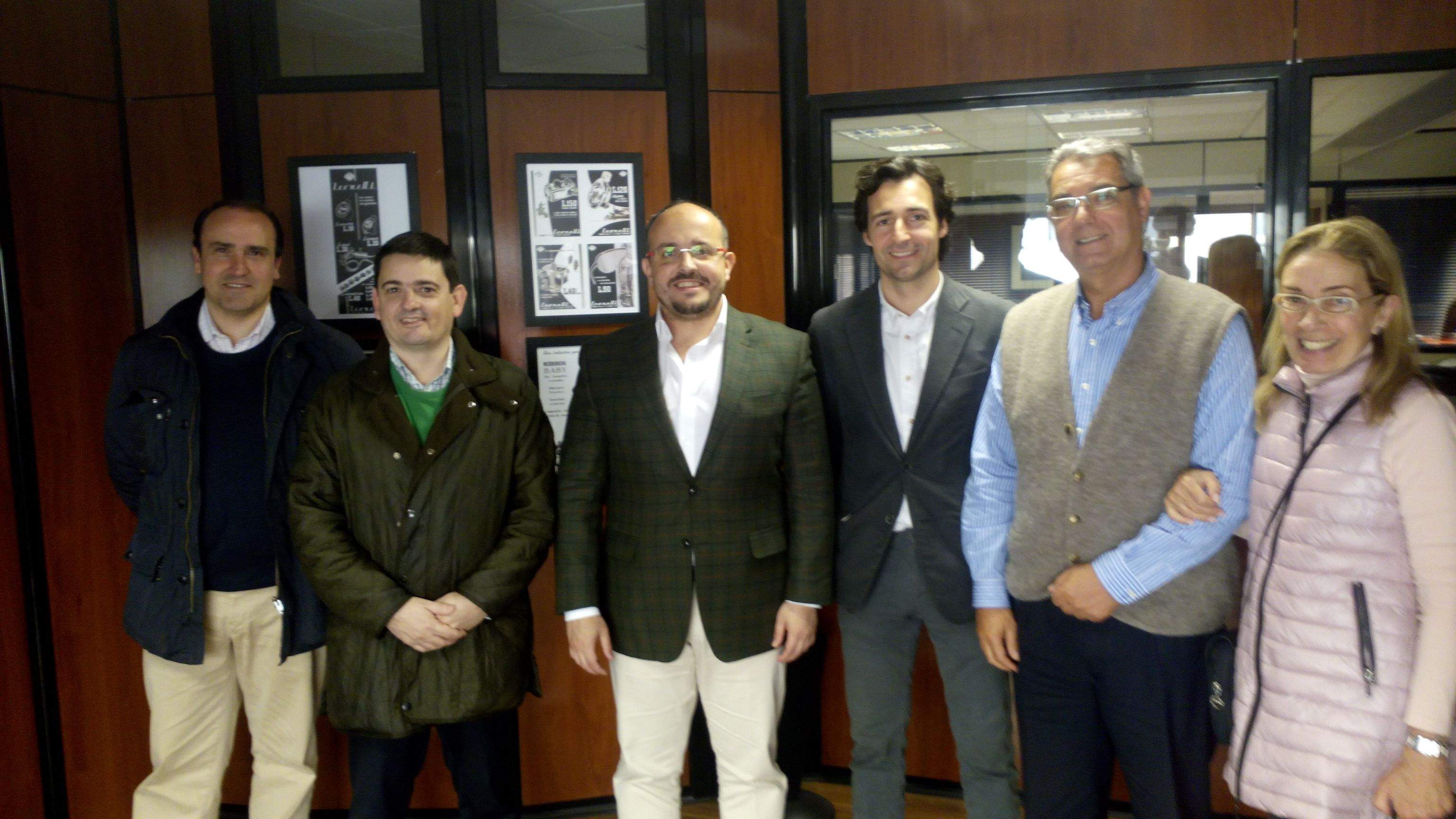 Alejandro Fernández (tercer per l'esquerra), acompanyat de representants del PP de Sant Cugat FOTO: Bernat Bella