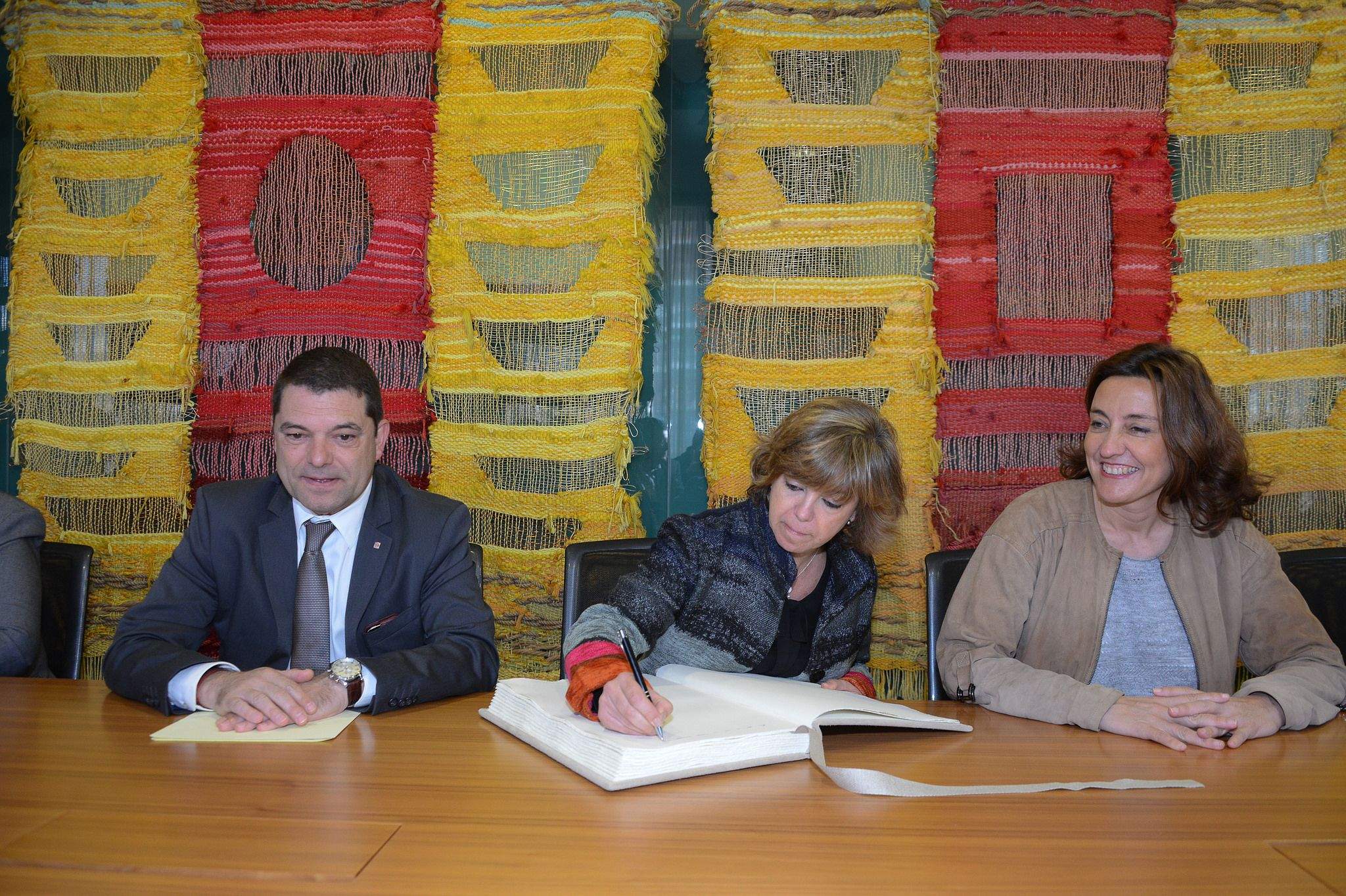 La consellera Meritxell Borràs (al centre), acompanyada de l'alcaldessa de Sant Cugat, Mercè Conesa FOTO: Localpres