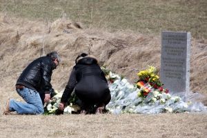  Familiars fent ofrenes al monument en honor a les víctimes FOTO: ACN 
