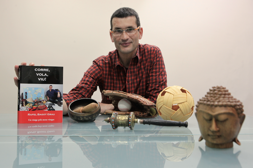 Bagot, després de l’entrevista a la redacció del TOT, amb alguns dels records dels seus viatges FOTO: Artur Ribera