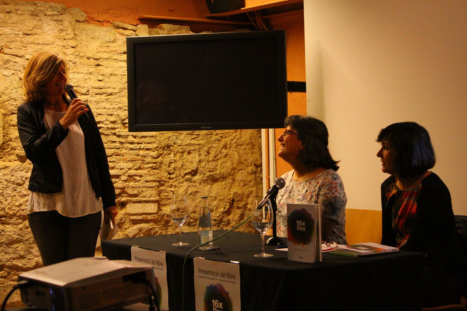 Presentació del llibre '16XDos' de l'Ateneu al Claustre del Monestir FOTOS: Agostina Guldberg 