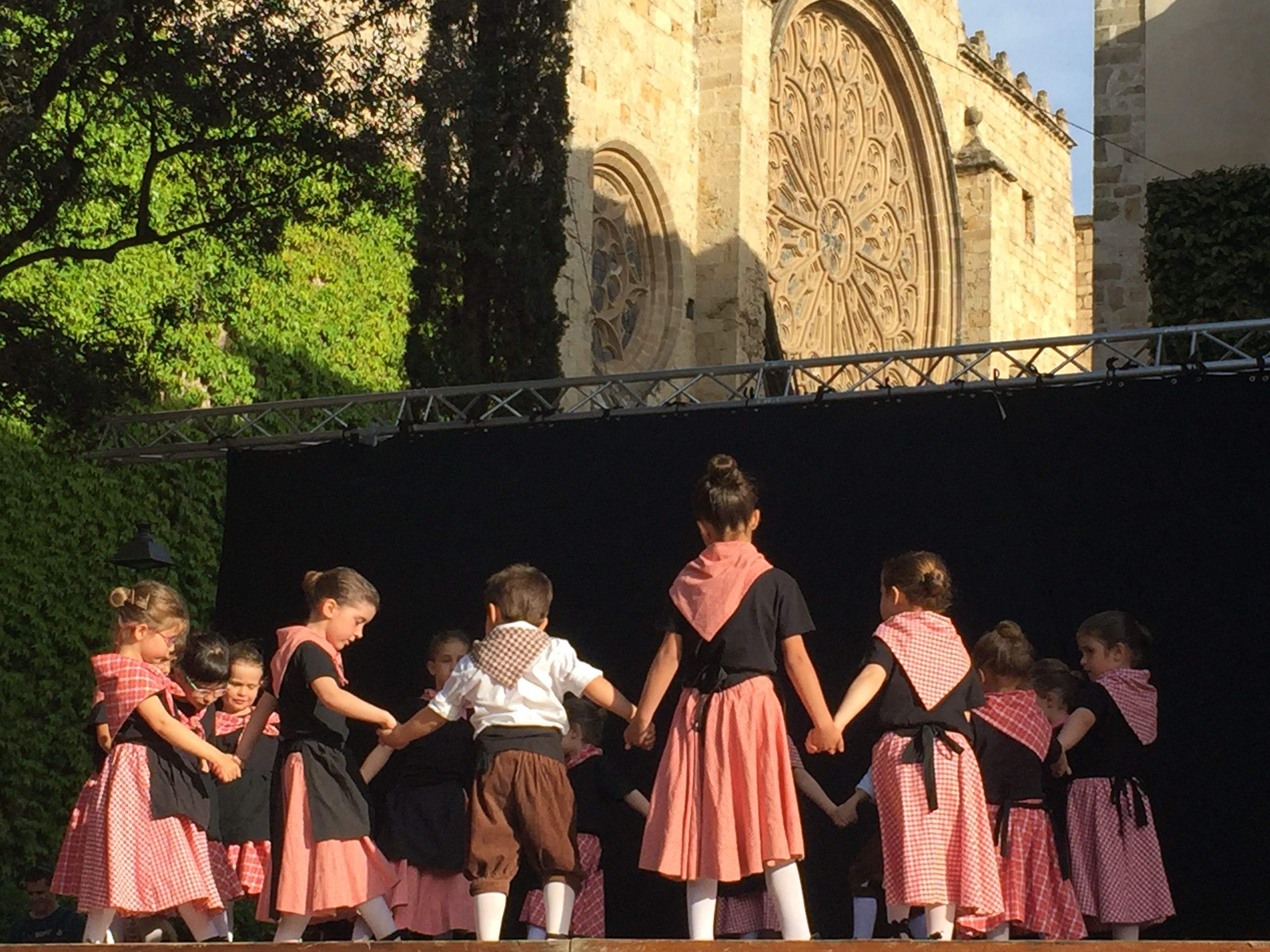 La Trobada d'Esbarts ha omplert la plaça de l'Om FOTO: Mireia Puente