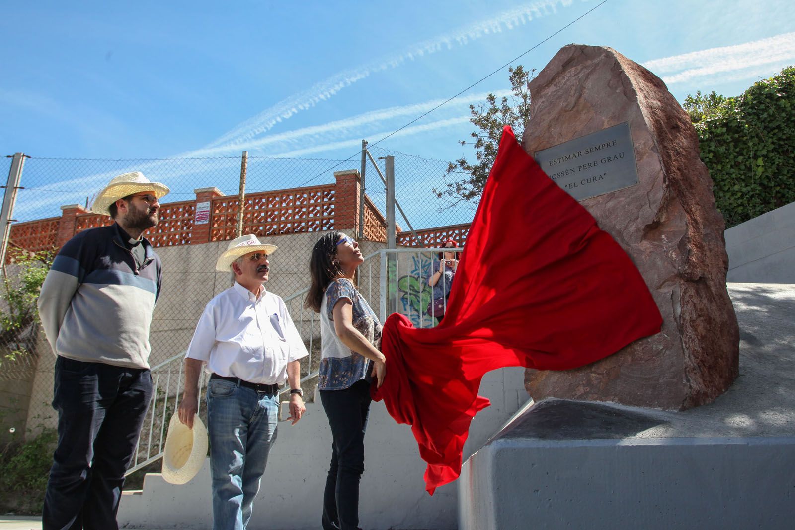 Descoberta del monument a mossèn Pere FOTO: Localpres