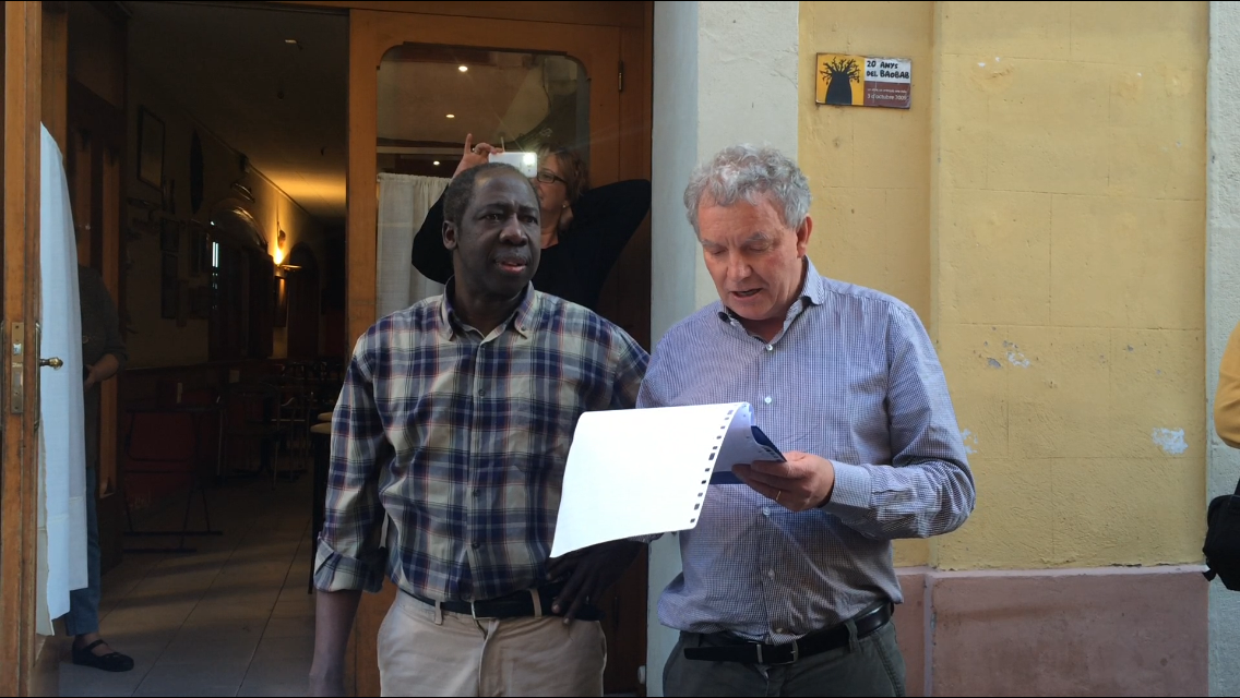 Halassane N'Diaye i Francesc Carbó llegint el manifest FOTO: Mireia Puente