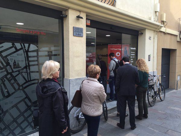 Lectors fent cua FOTO: Laura Grau