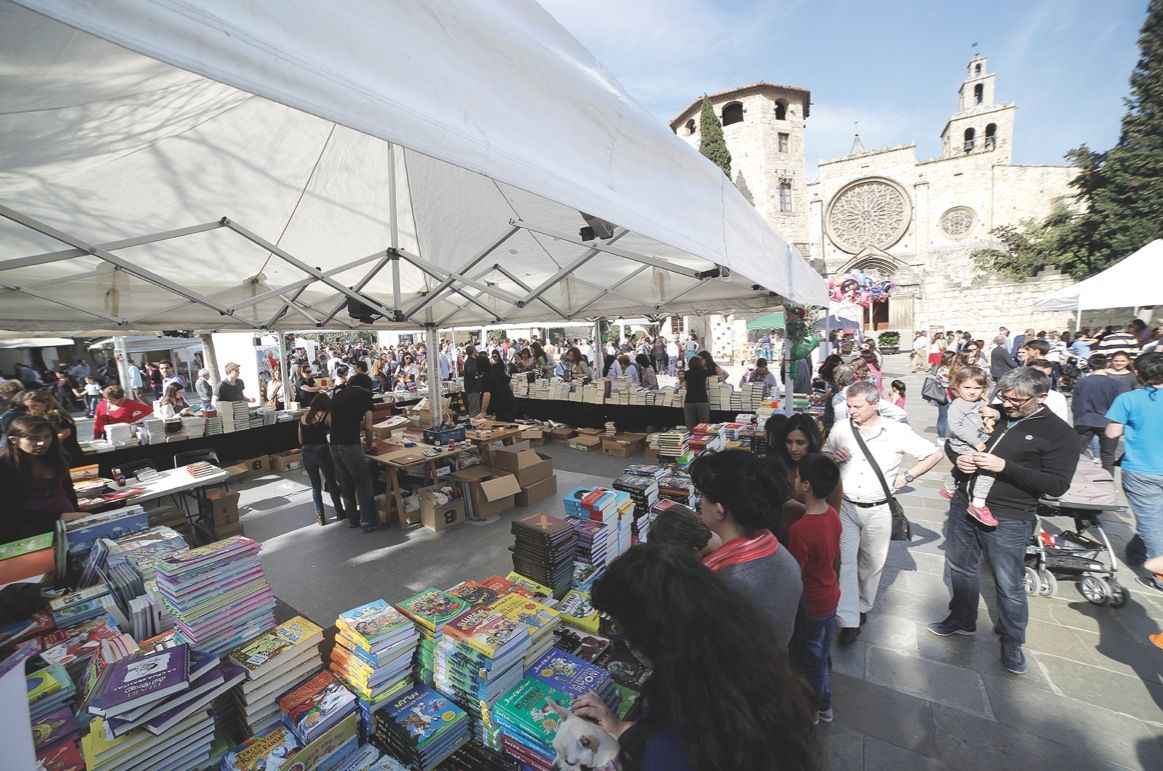 Sant Jordi se celebra a la plaça d'Octavià de Sant Cugat  FOTO: Artur Ribera