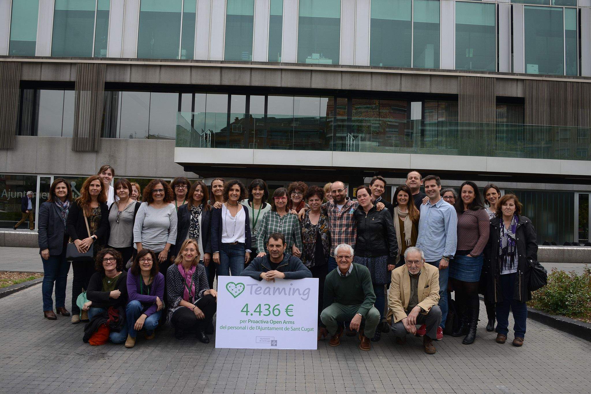 Treballadors de l'Ajuntament de Sant Cugat amb Òscar Camps, fundador de l'ONG Proactiva Open Arms FOTO: Localpres