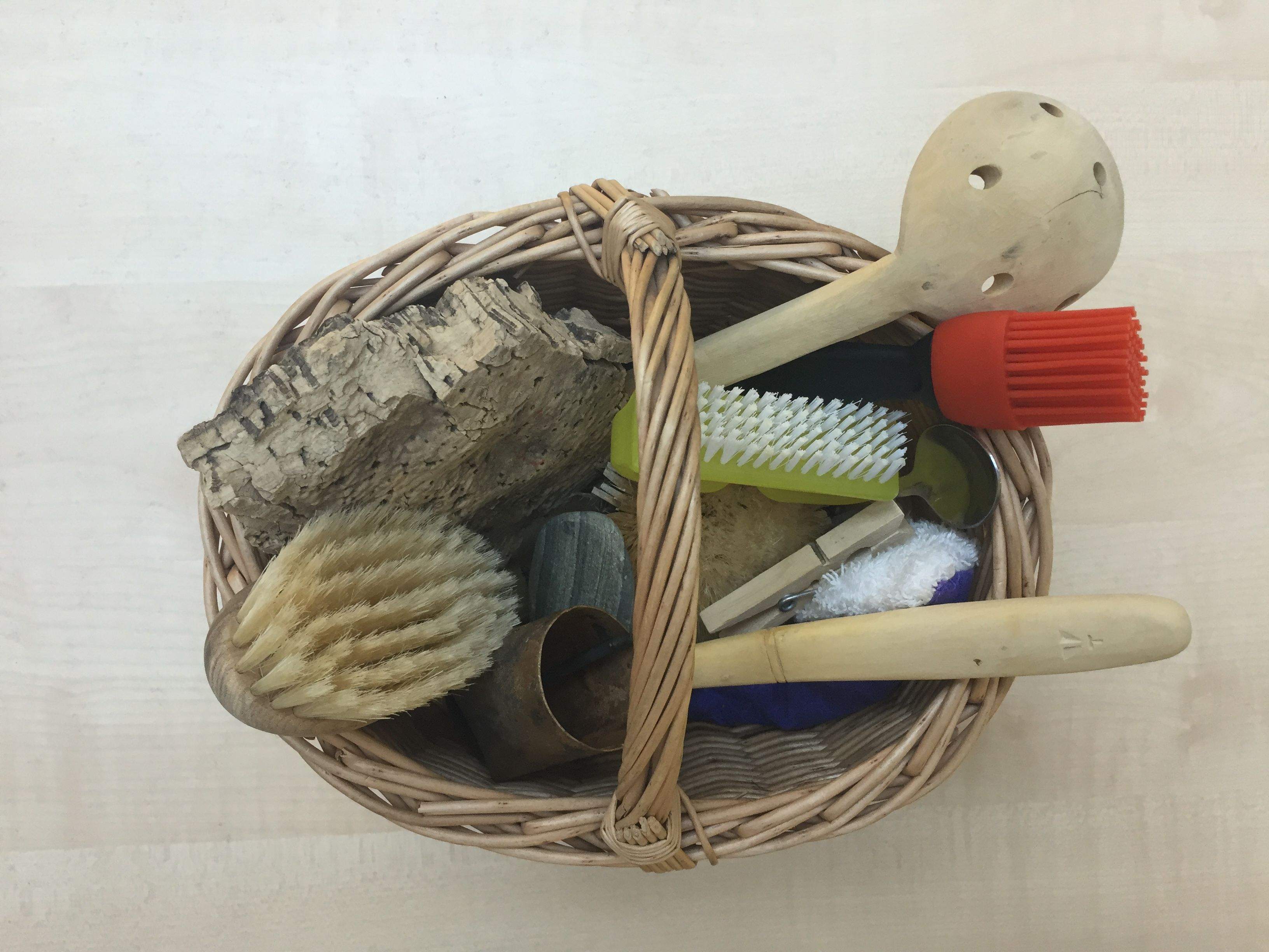 La panera dels tresors apropa el dia a dia al nen a través de la manipulació i l'observació