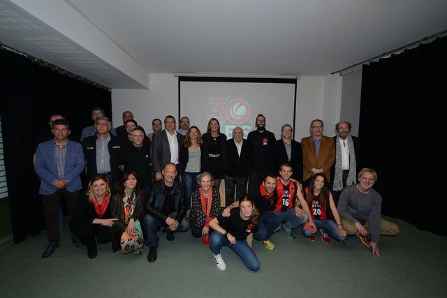 Autoritats i representants de la UE Sant Cugat, i jugadors i jugadores amb la nova equipació FOTO: Localpres