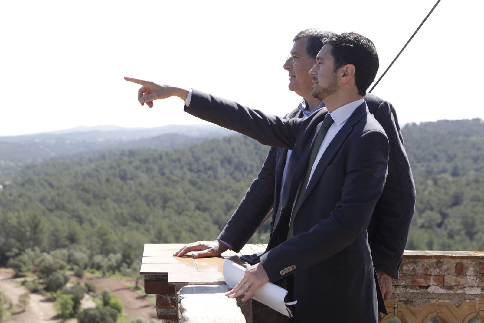 Damià Calvet, en primer terme, i Josep Puig, han defensat des de Can Monmany la modificació del PGM, que l'oposició ha denunciat FOTO: Artur Ribera