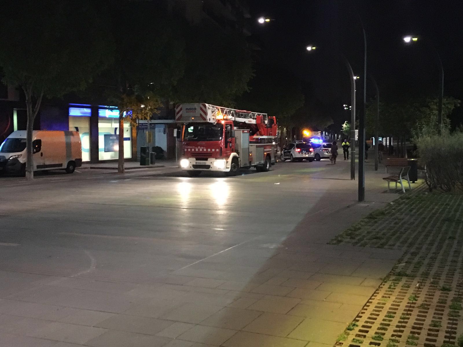 Bombers per la rambla del Celler de Sant Cugat aquest 26 d'abril FOTO: Cedida