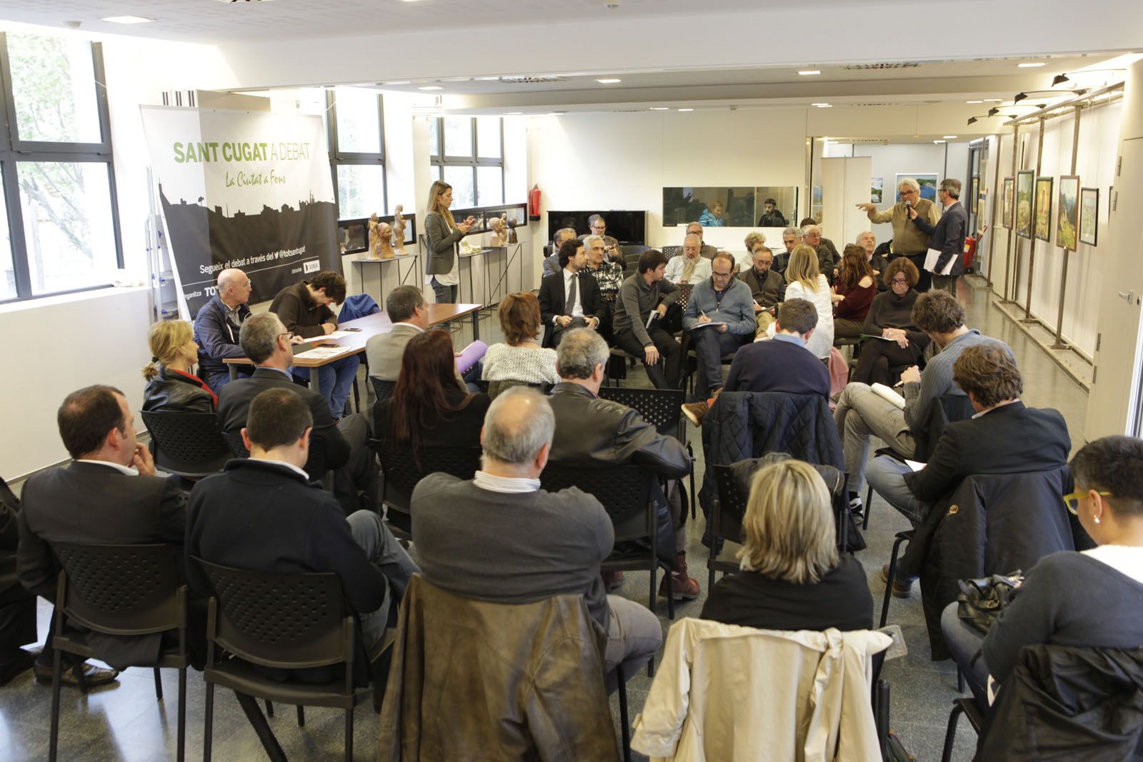 El debat, moderat pel director del TOT Sant Cugat, Josep Maria Vallès, s'ha celebrat a la sala d'actes de l'EMD de Valldoreix FOTO: Artur Ribera