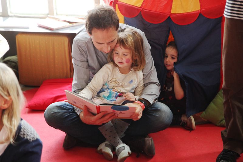 Llegir contes va molt bé per estimular els infants FOTO: Lali Puig