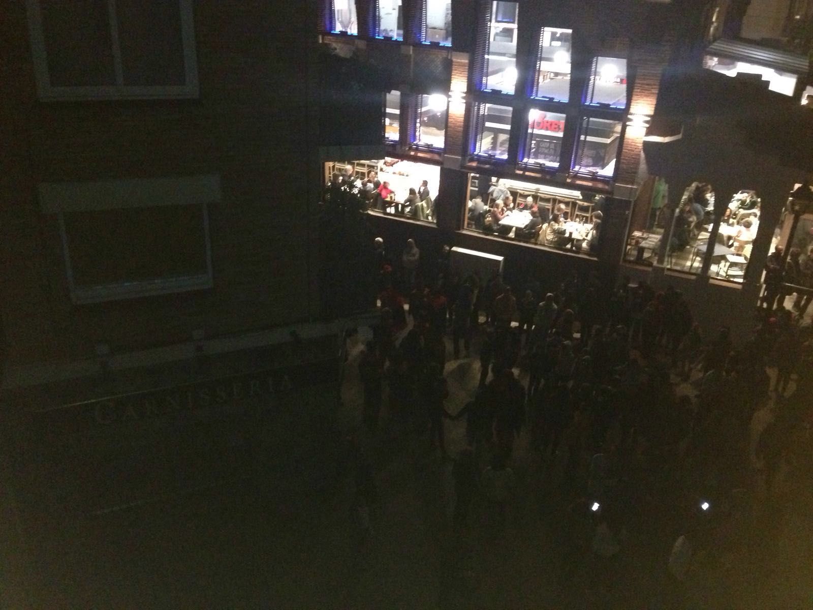 El correfoc aturat en el seu pas per la plaça de Sant Pere FOTO: Cedida