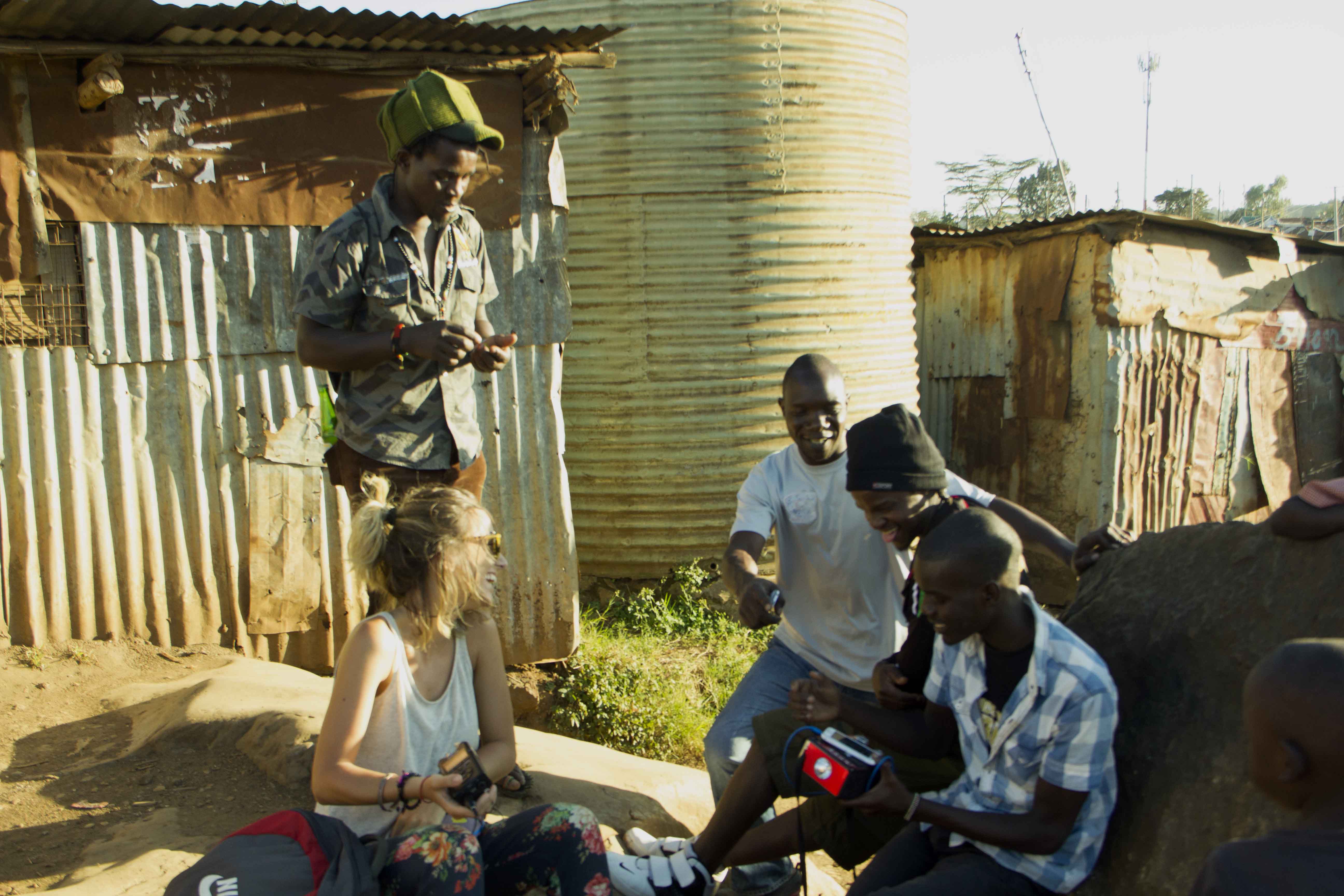 Andrea Gusart amb els artistes de l''slum' de Kibera FOTO: Cedida