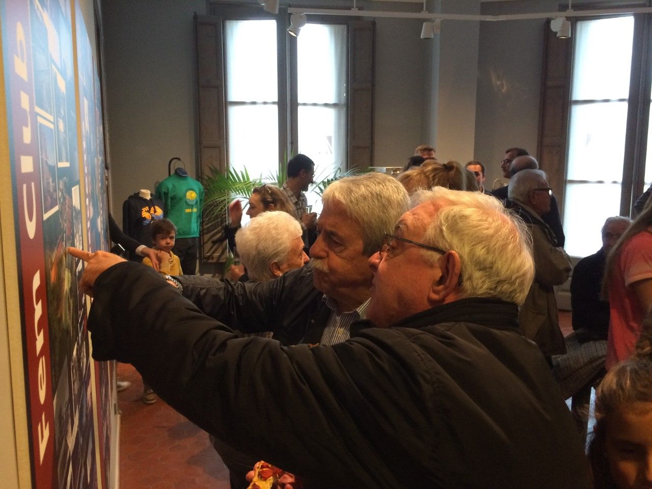 Socis del CTN Sant Cugat comentant l'exposició FOTO: Àlex López Puig