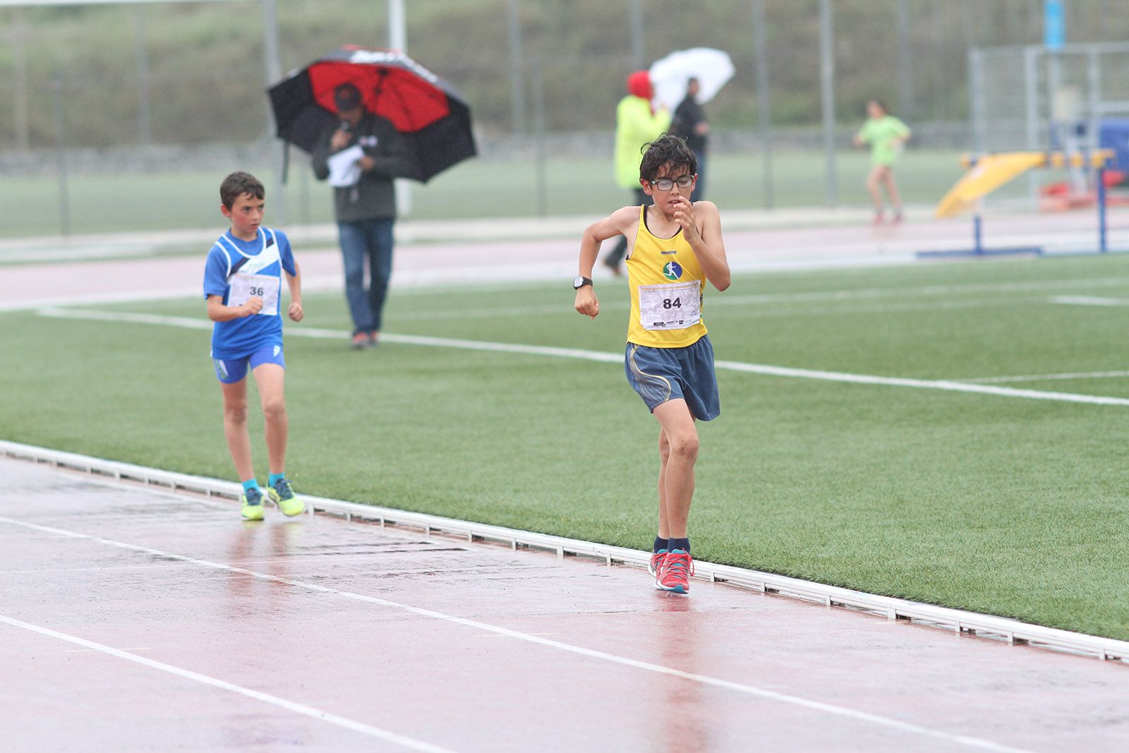 El terra mullat i la humitat no han estat impediments per als atlètes FOTO: Haidy Blanch