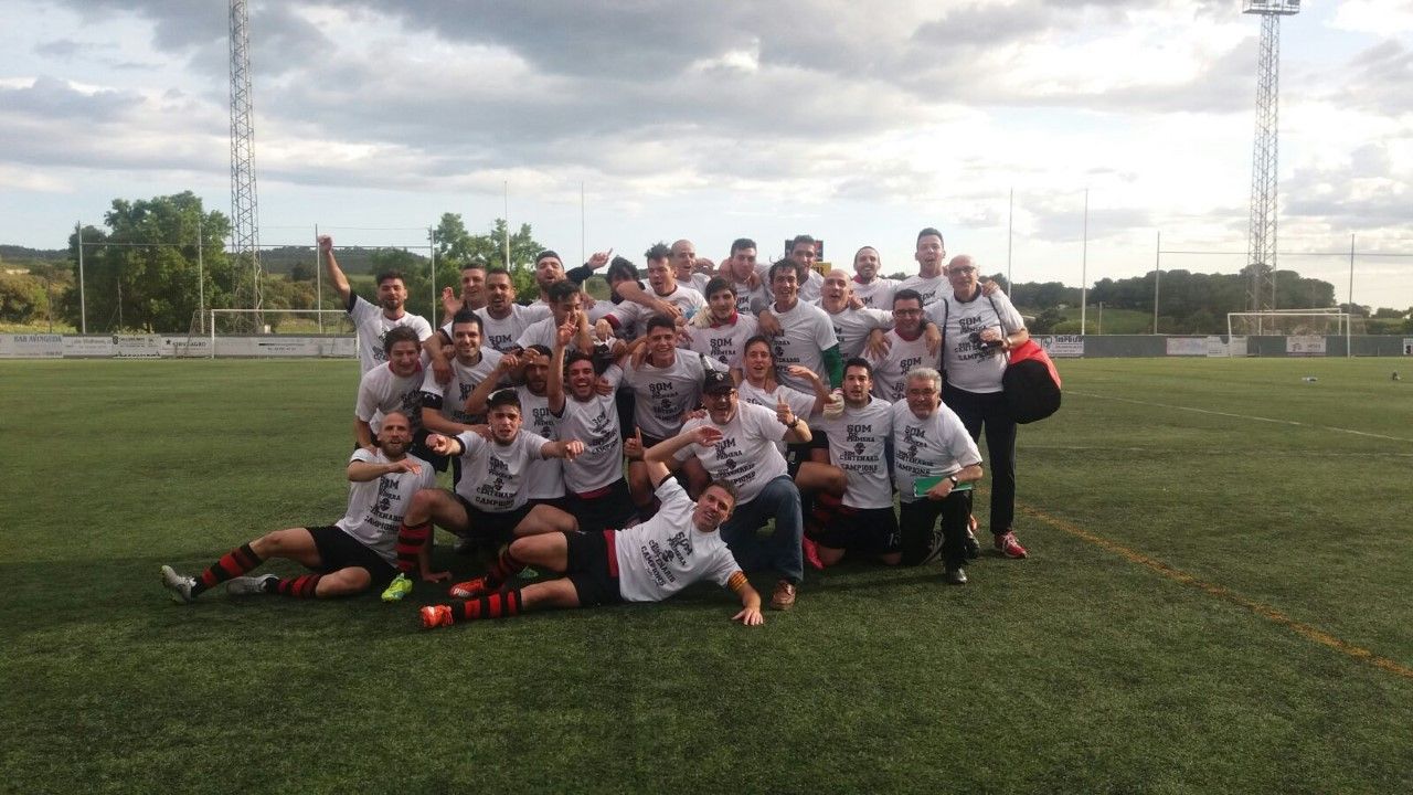 El Sant Cugat Esport FC després d'assolir l'ascens al camp de l'AE Moja FOTO: Sant Cugat Esport FC